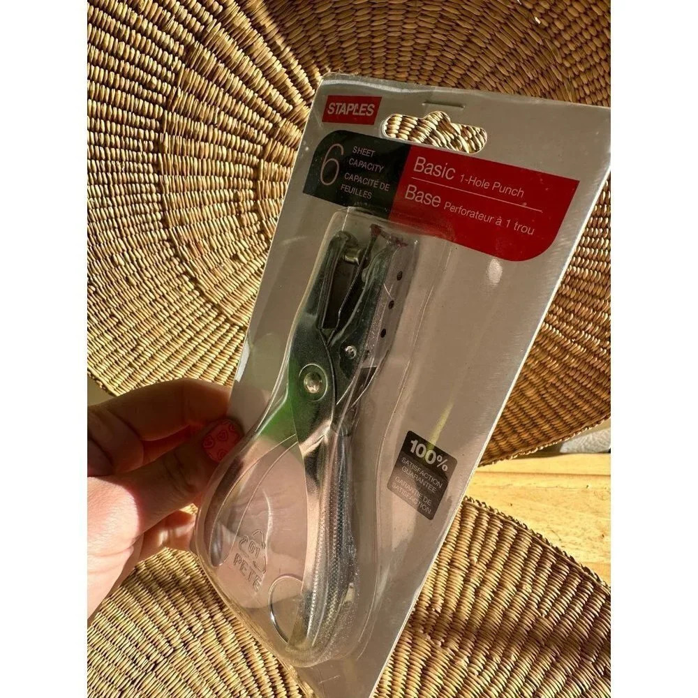 Staples basic NEW 1-hole punch - Picture 4 of 5